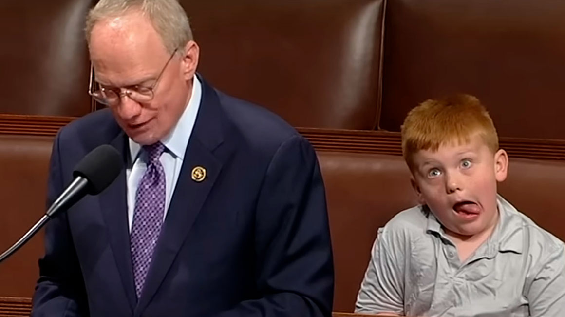 El niño Guy realiza muecas en la Cámara de Representantes de Estados Unidos.