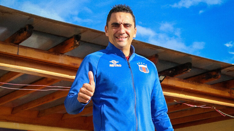 El director técnico del Deportivo Quito, Martín Mandra, levanta el pulgar el 19 de mayo de 2024.