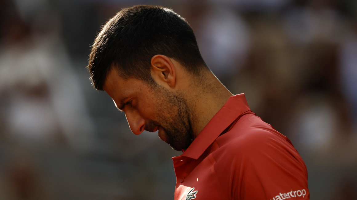 Novak Djokovic durante su partido de octavos de final contra Francisco Cerúndolo de Argentina en Roland Garros, el 3 de junio de 2024.