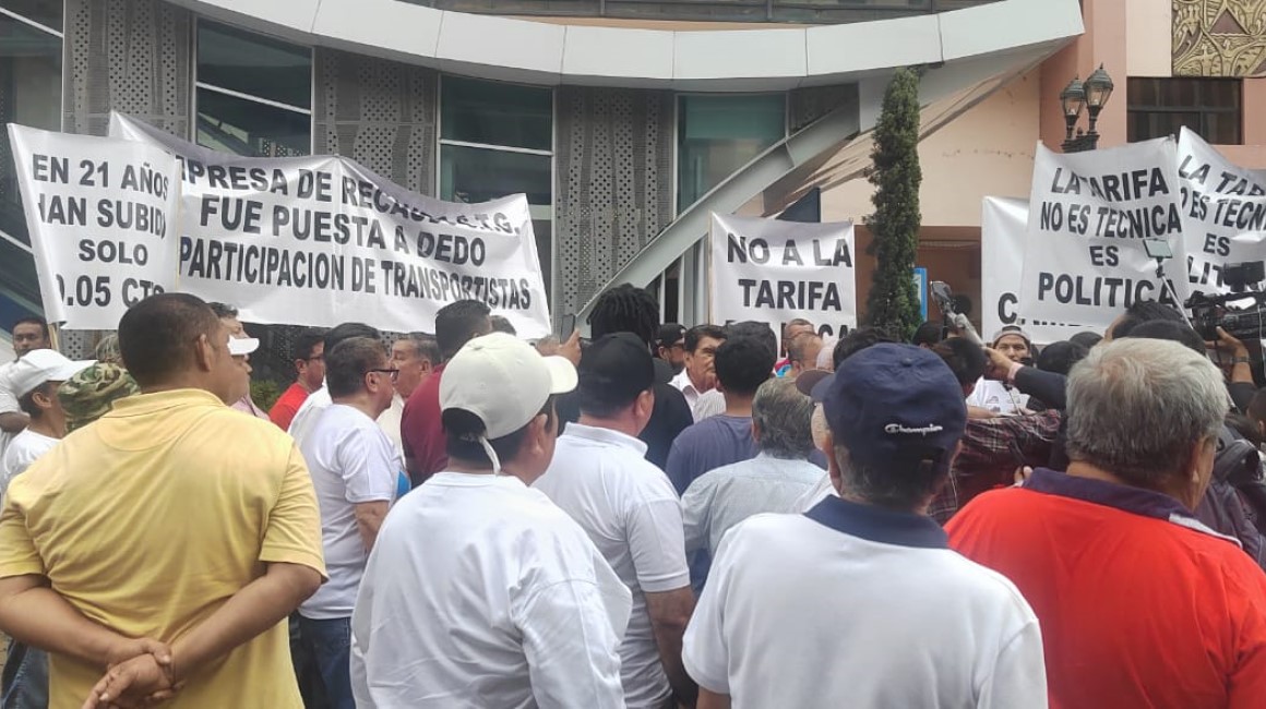 Transportistas de Guayaquil protagonizaron una marcha y un plantón frente a la Corte Provincial de Justicia del Guayas, este martes 4 de junio de 2024.