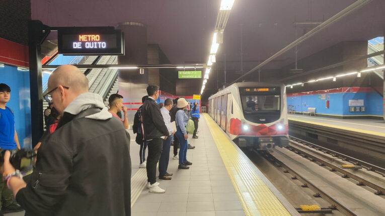 Usuarios del Metro de Quito en la estación Ejido, el 3 de junio de 2024.
