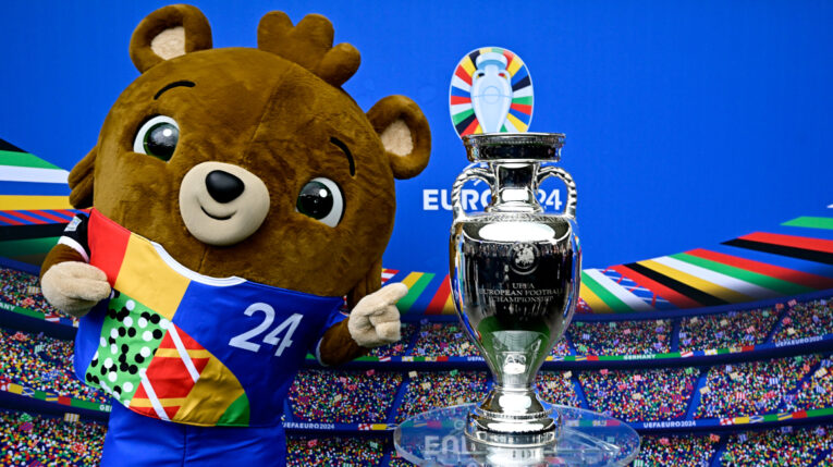 Albart, mascota de la Eurocopa 2024, posa con el trofeo de la Eurocopa 2024 en el Estadio Olímpico de Berlín, el 24 de abril de 2024.