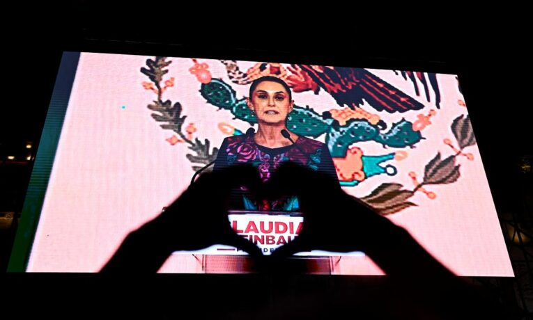 Claudia Sheinbaum, presidenta electa de México, en una pantalla en el Zócalo de Ciudad de México el 3 de junio de 2024.