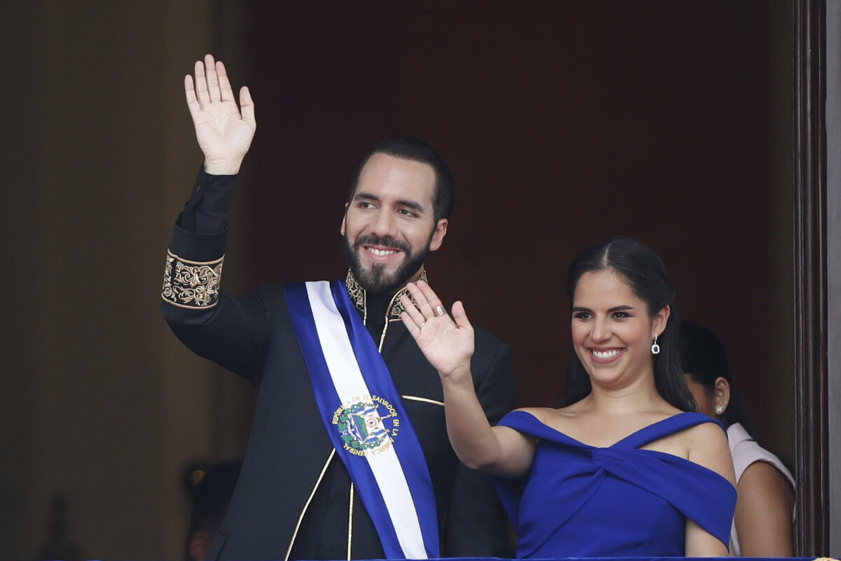 El presidente de El Salvador, Nayib Bukele, acompado de su esposa, Gabriela Rodríguez, durante la ceremonia de investidura para su segundo mandato.