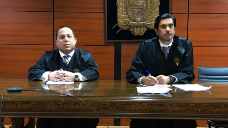 Byron Guillen (izq.) y Luis Rivera, exjueces de la Corte Nacional de Justicia, durante una audiencia de casación de un caso por narcotráfico, el 12 de enero de 2024.