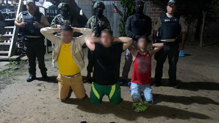 Policía presenta a detenidos en Canuto, Manabí, el 3 de junio de 2024.
