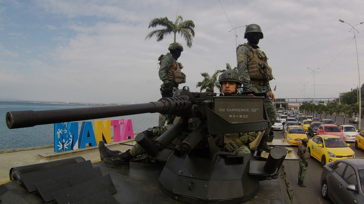 Militares patrullan Manta, el 4 de junio de 2024.