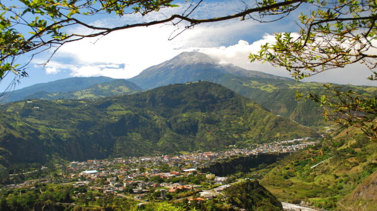 Panorámica de la ciudad de Baños de Agua Santo con el volcán Tungurahua al fondo.