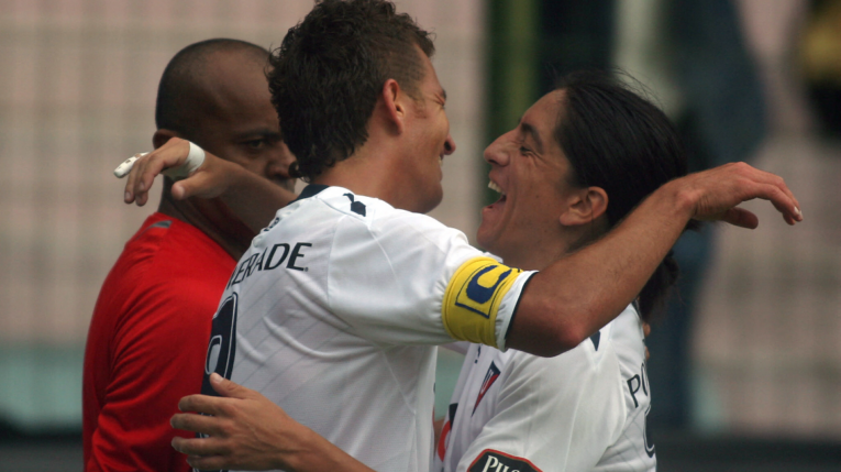 Patricio Urrutia y Damián Manso se abrazan en un partido con Liga, en Quito, el 4 de marzo de 2008.
