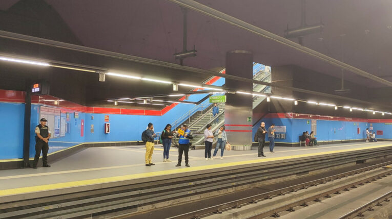Un guardia de seguridad privada en la estación Morán Valverde del Metro de Quito, el 4 de junio de 2024