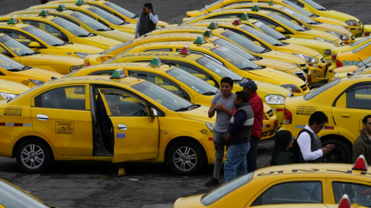 Imagen referencial de taxistas en una protesta en Quito, febrero de 2024. 
