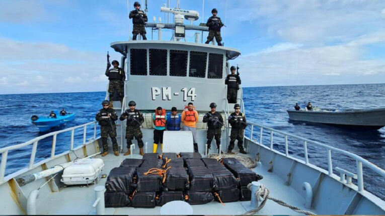 Marina de El Salvador detuvo a tres ecuatorianos que transportaban droga el 4 de junio de 2024.