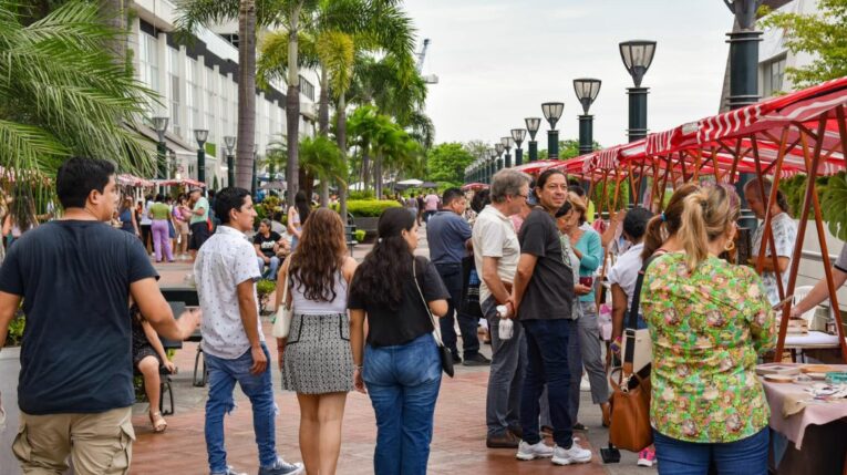 Imagen referencial. Personas caminan en Guayaquil, en febrero de 2024.