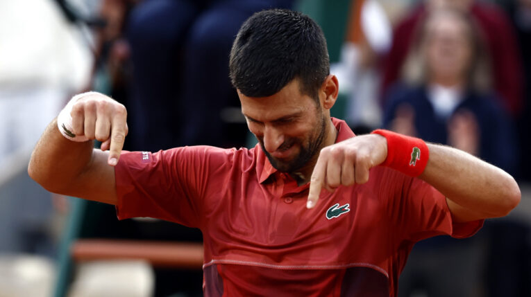 Novak Djokovic celebra ganar contra Francisco Cerundolo de Argentina en Roland Garros en París, el 3 de junio de 2024.