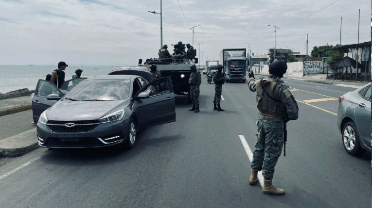 Militares realizan un operativo en Manta el 4 de junio de 2024.