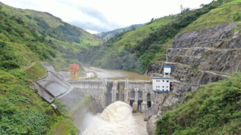 Desalojo controlado de sedimentos del embalse de la hidroeléctrica Delsitanisagual el 15 de febrero de 2024.