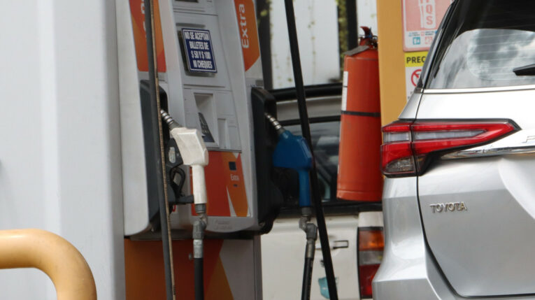 Imagen referencial de una gasolinera en Quito, tras la discusión sobre la eliminación del subsidio a las gasolinas, el 4 de junio de 2024.