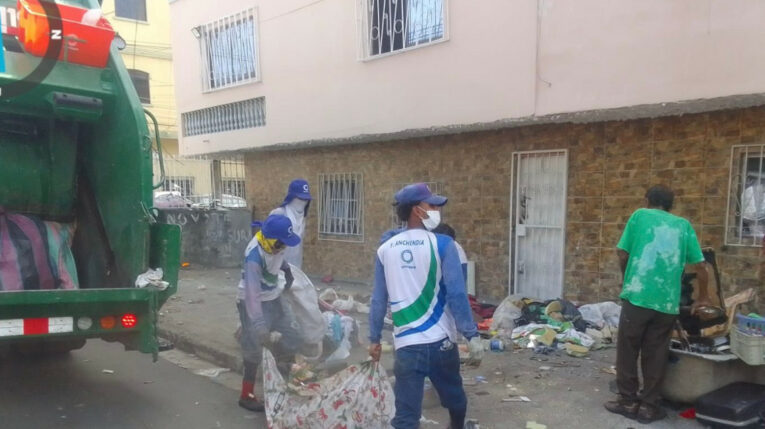 Trabajadores de Urvaseo durante la recolección de basura en el Suburbio de Guayaquil, el 5 de junio de 2024.
