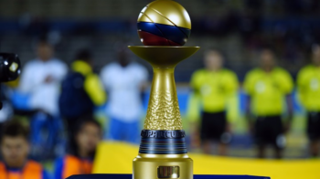 Trofeo de la Copa Ecuador durante un partido en la edición de 2022. 