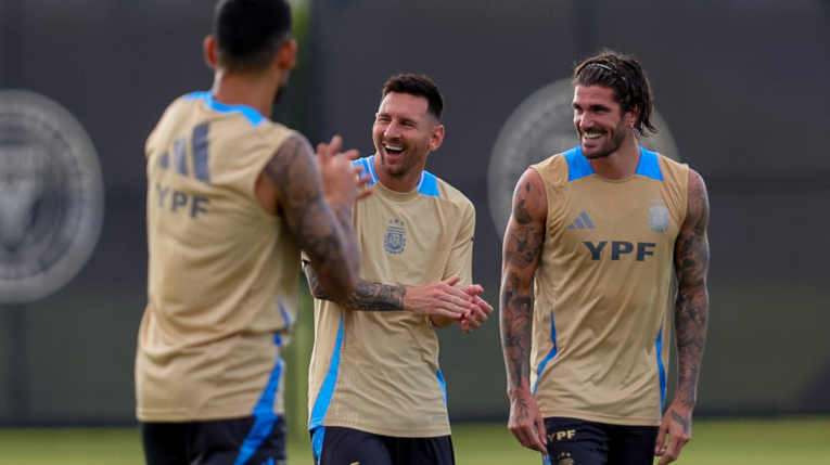 Lionel Messi y Rodrigo de Paul sonríen durante un entrenamiento con la selección argentina en Miami, el 5 de junio de 2024.