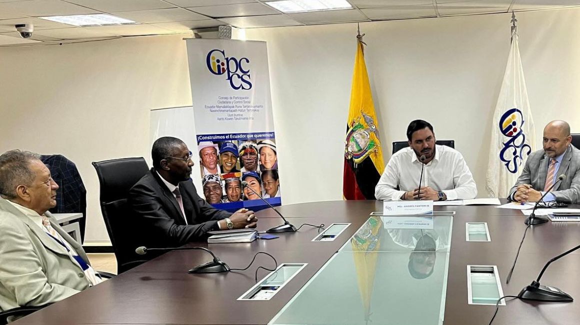 Andrés Fantoni, presidente del CPCCS, dirige una reunión en mayo de 2024.