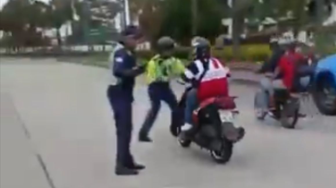 Momento en el que un motociclista atropella a un agente de tránsito de Guayaquil, el 5 de junio de 2024.