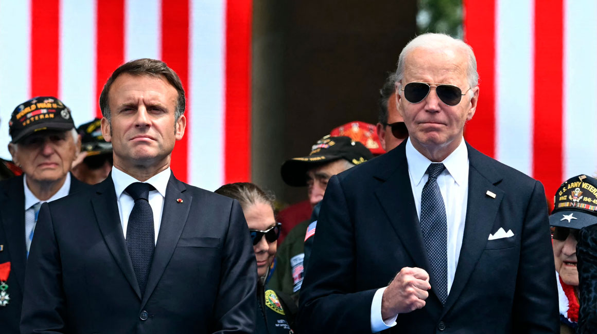 El presidente francés Emmanuel Macron y el presidente estadounidense Joe Biden asisten a la ceremonia de aniversario del Desembarco de Normandía.