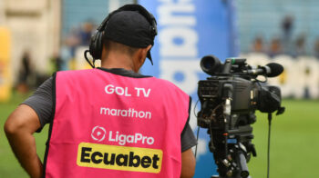 Un camarógrafo con el chaleco de GolTV y Ligaro, el 4 de junio de 2024.