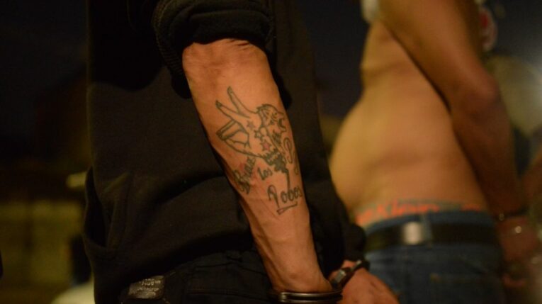 Una persona con tatuaje de Los Lobos en Guayaquil, el 27 de enero de 2024.