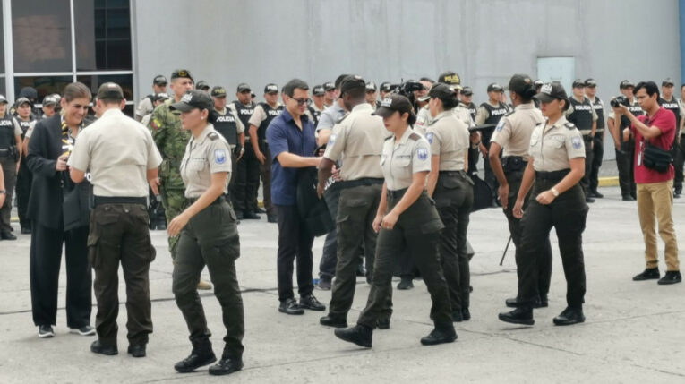 El presidente Daniel Noboa, en la entrega simbólica de chalecos a la Policía, en el Cuartel Modelo de Guayaquil, el 6 de junio de 2024. 