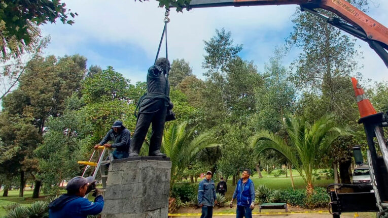Retiro de monumento de Eloy Alfaro, en Quito, este 6 de junio de 2024.