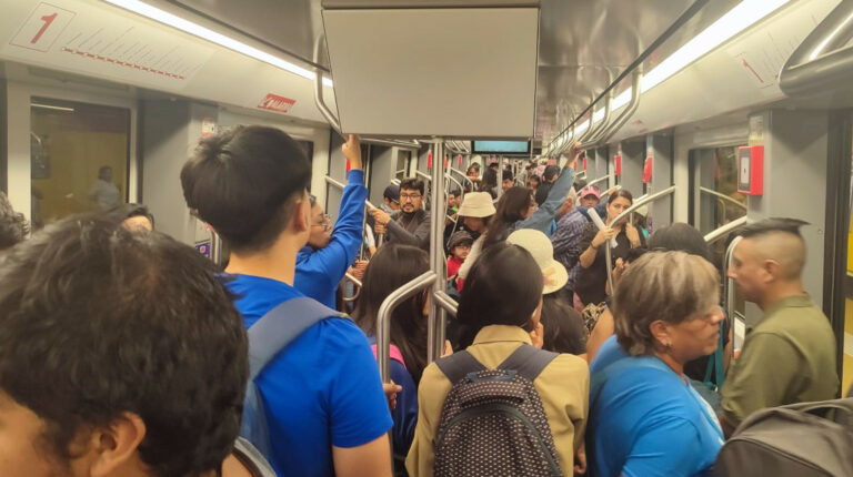 Usuarios viajan en uno de los trenes del Metro de Quito, el 3 de junio de 2024.