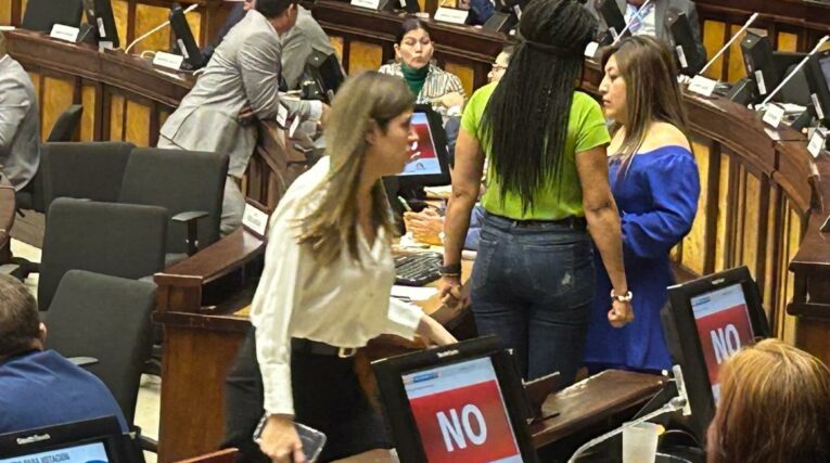 Inés Alarcón (ADN) dialoga con Paola Cabezas (Revolución Ciudadana) este 6 de junio, luego de que el proyecto de Seguridad Digital no tuvo votos para su aprobación.