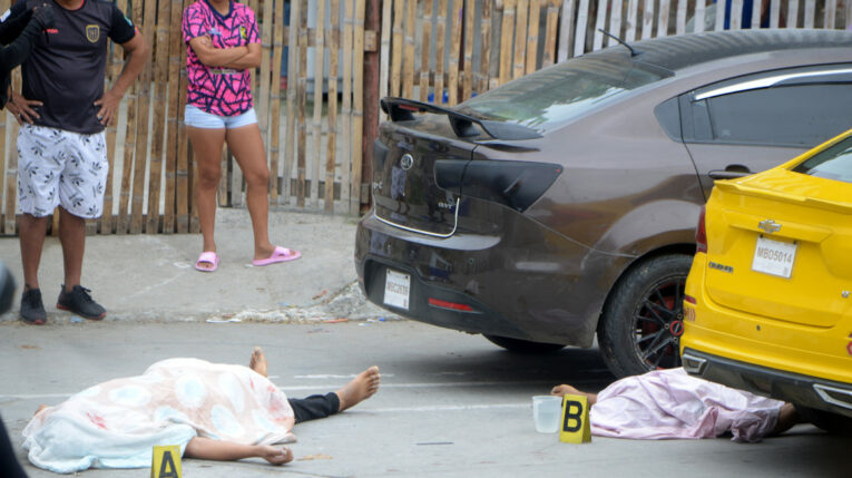 Dos hombres acribillados en un barrio de Manta, Manabí, el 5 de junio de 2024.