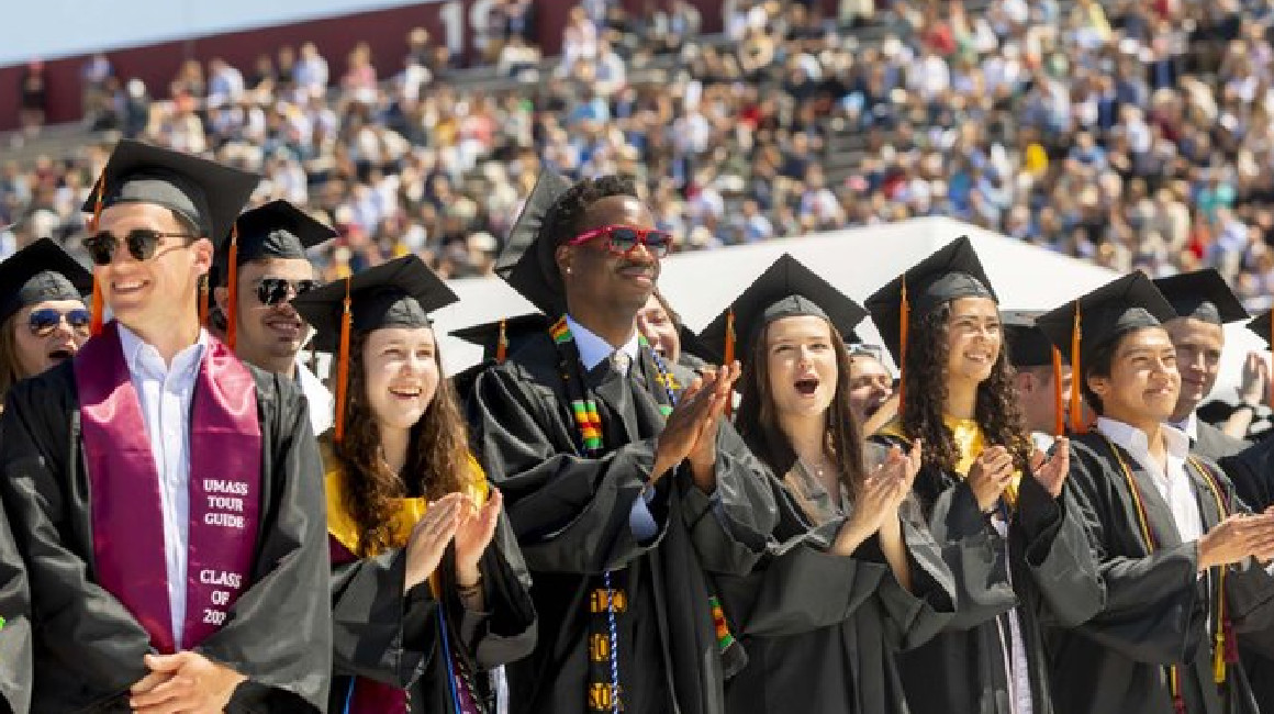 Estudiantes de la Universidad de Massachusetts, en una ceremonia de graduación el 18 de mayo de 2024.