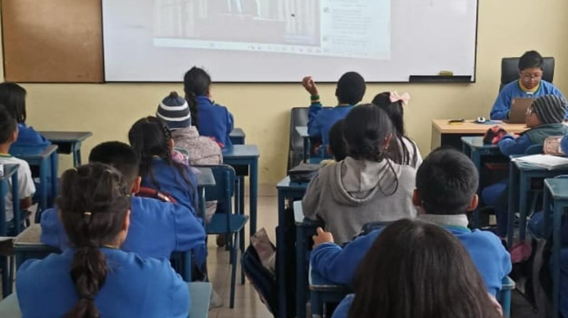 Estudiantes en una escuela municipal de Quito.