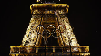 Los anillos olímpicos decoran la Torre Eiffel, en París, para los Juegos a realizarse en la capital francesa.