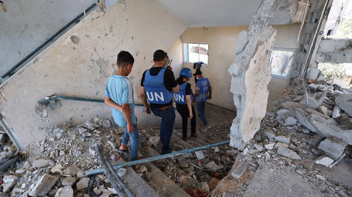Miembros de un equipo de investigación de las Naciones Unidas visitan una escuela que fue alcanzada durante un ataque del ejército israelí el día anterior, en el campamento de Nuseirat en el centro de la Franja de Gaza el 7 de junio de 2024. , en medio del conflicto en curso en el territorio palestino entre Israel y Hamás.