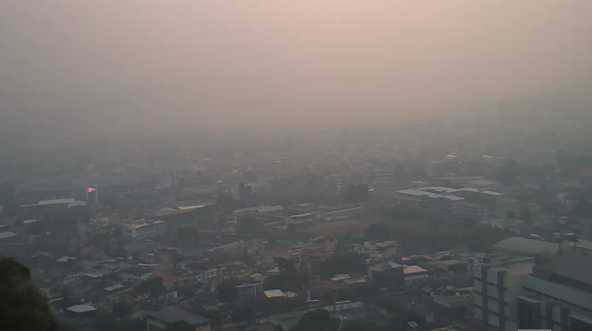 Varios sectores de Guayaquil cubiertos por una espesa neblina la tarde del 7 de junio