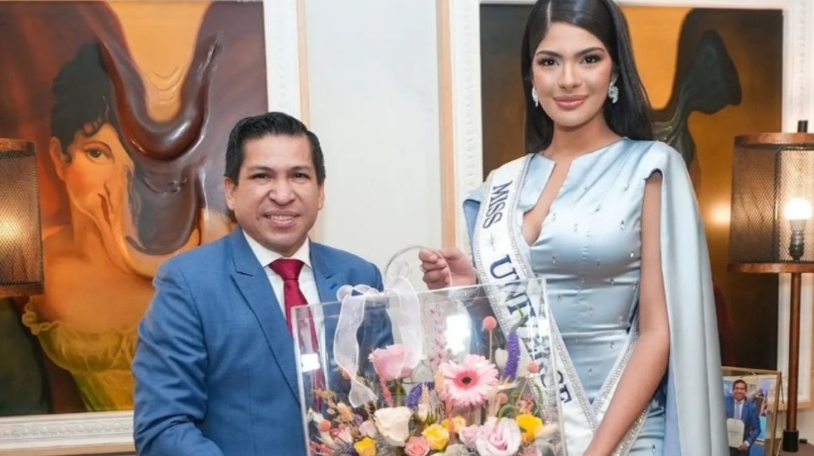 Miss Universo 2023, Sheynnis Palacios, con el alcalde de Machala, Darío Macas.