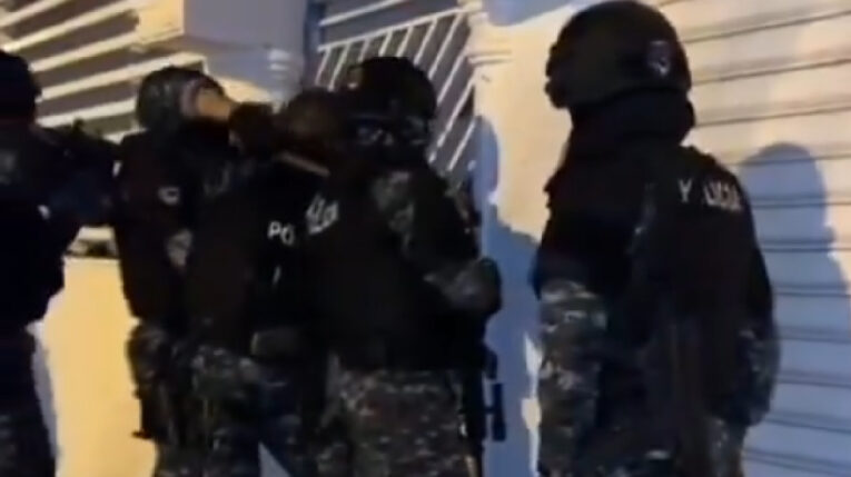 Miembros de la Policía Nacional, durante una intervención, en Manta.
