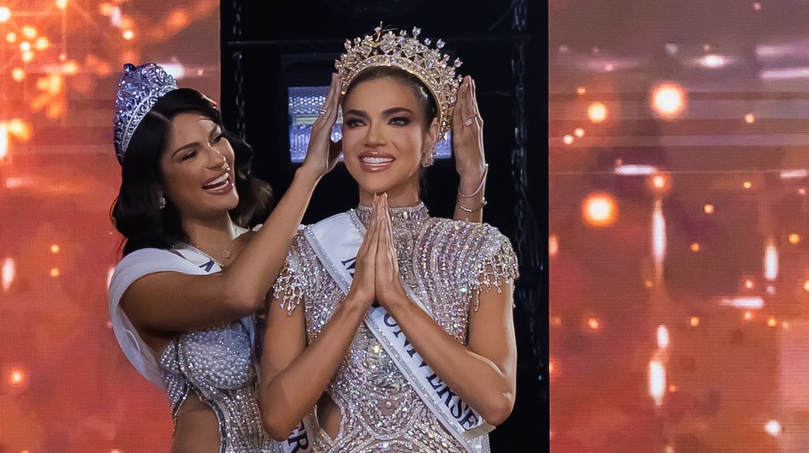 La Miss Universo Sheynnis Palacios colocó la corona a la Miss Universo Ecuador 2024 Mara Topic, la noche del 8 de junio en Machala.