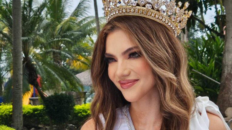 Mara Topic, en su primera rueda de prensa como Miss Universo Ecuador 2024. 