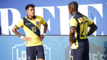 Kendry Páez y Moisés Caicedo, durante el partido de Ecuador ante Argentina, el 9 de junio de 2024.
