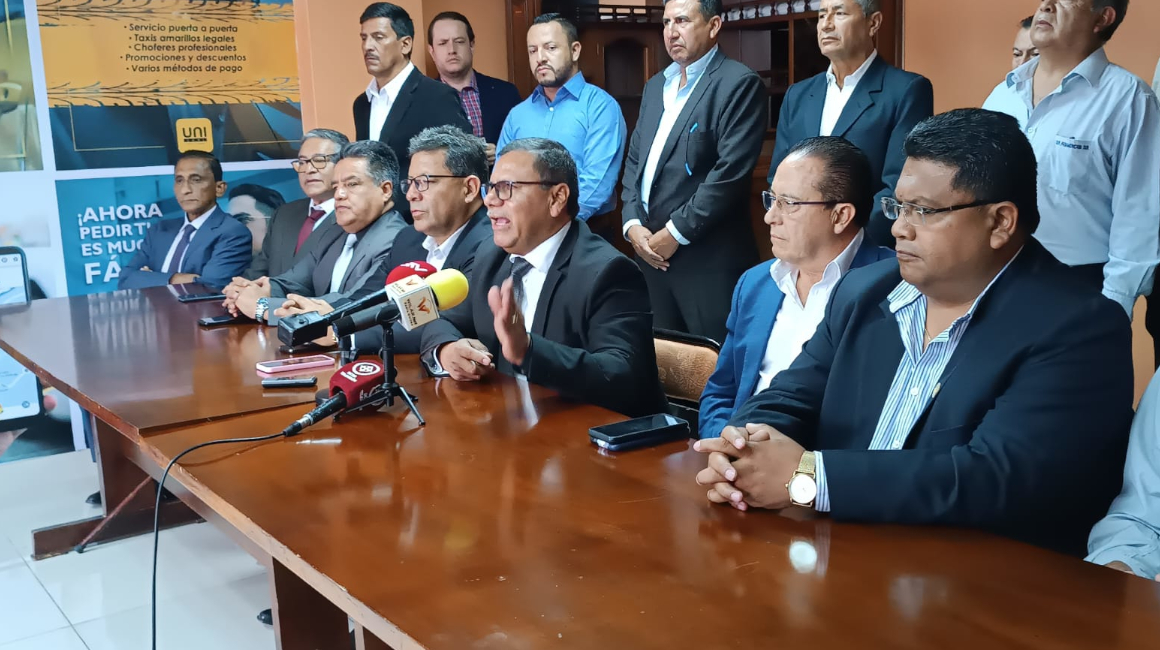 Presidente de la Federación de Transporte Terrestre de Pichincha, Carlos Brunis (c), en rueda de prensa junto a otros transportistas. Foto del 10 de junio de 2024.
