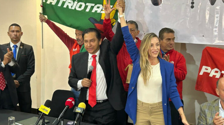 El expresidente de Ecuador, Lucio Gutiérrez, junto a la precandidata presidencial de PSP, Andrea González Nader, Quito, 10 de junio de 2024.