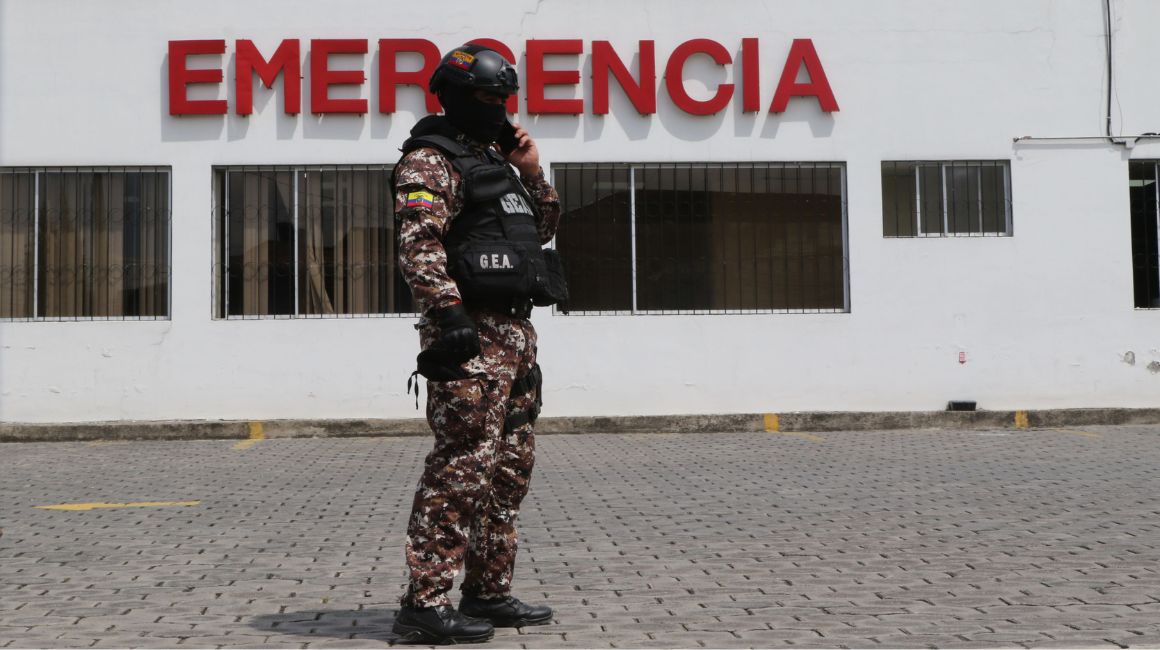 Personal especializado de la Policía en el Hospital Pablo Arturo Suárez, de Quito, en donde se activó el Código Plata el 10 de junio de 2024.