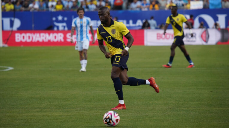El ecuatoriano Enner Valencia domina un balón en el partido amistoso ante Argentina, el domingo 9 de junio de 2024.