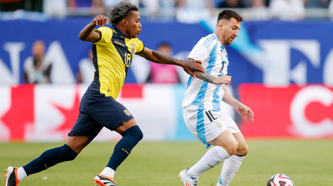 Joao Ortiz, de Ecuador, y Lionel Messi, de Argentina, disputan un balón en el amistoso del 9 de junio de 2024, en Estados Unidos.