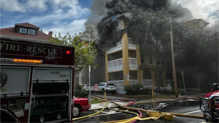  Fotografía divulgada por los Bomberos de Miami donde se ve el humo que sale del incendio que se desató el 10 de junio de 2024.